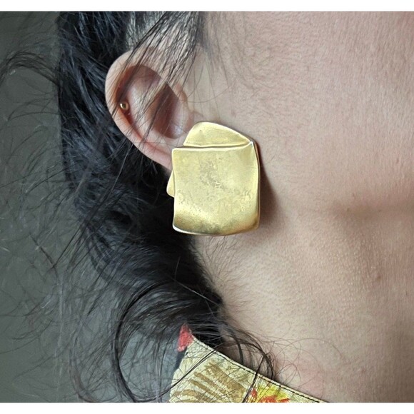Vintage clip on statement earrings square gold toned chunky 80s‎ ornate jewelry - Picture 1 of 5